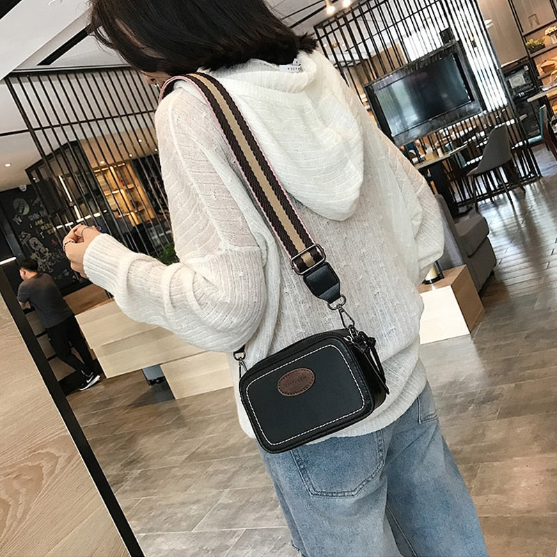 Vintage Printing Wide Strap Crossbody Bags Women Designer Luxury Pu Leather Lady Shoulder Messenger Bag Small Flap Square Female 復古印花寬帶皮革方形單肩袋